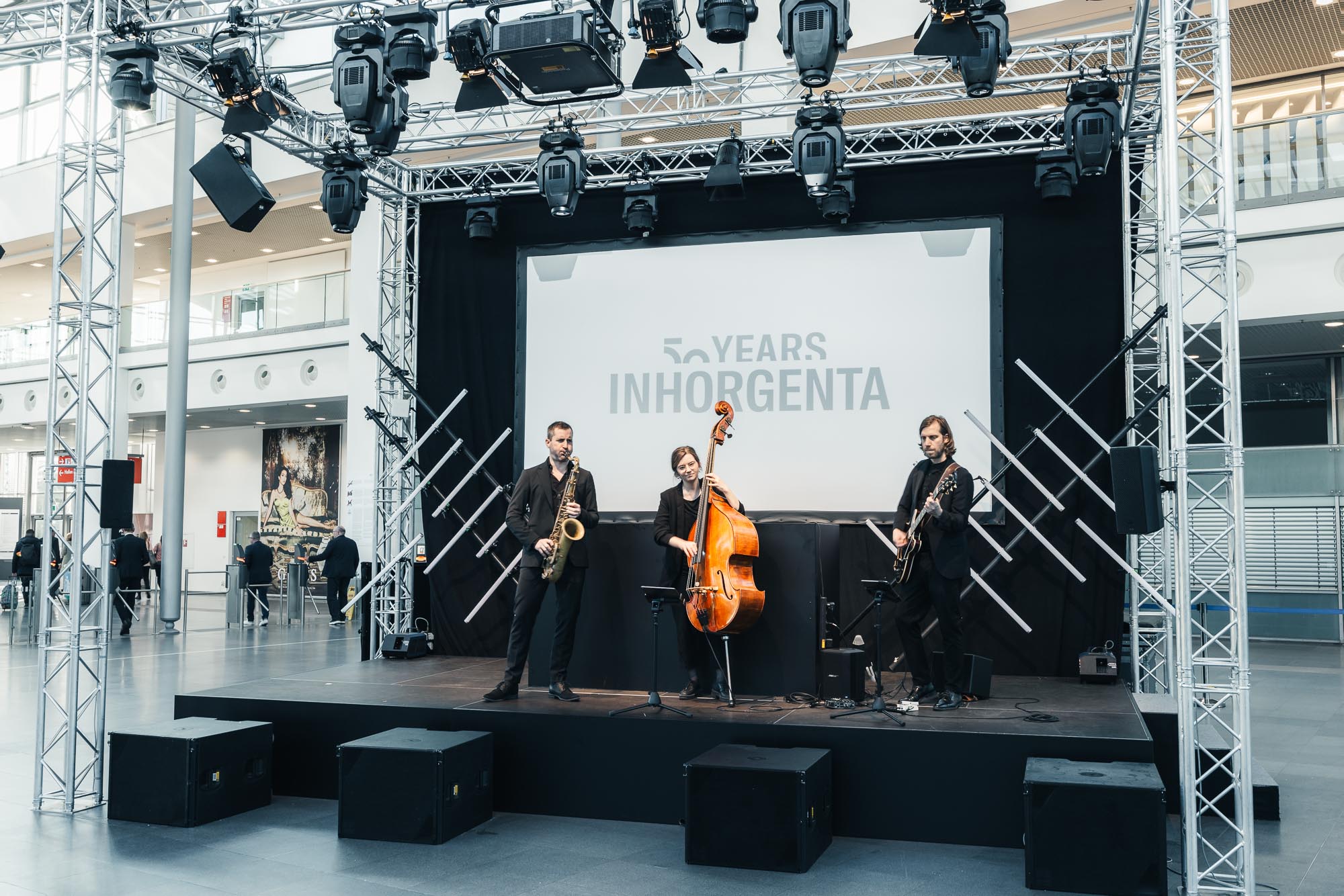 Band spielt im Eingangsbereich der Messe München beim 50 jährigen Jubiläum der inhorgenta