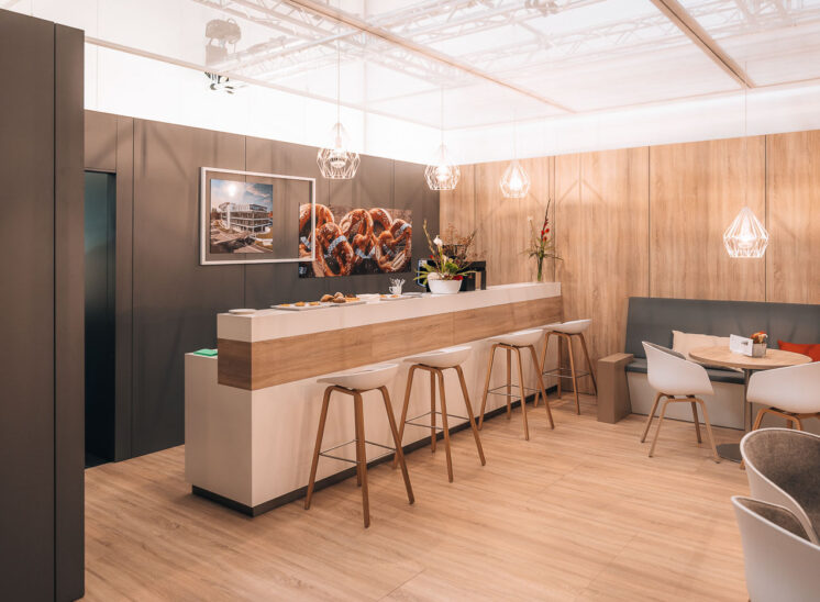 Messestand von Webasto auf der IAA in München - Gemütliches Lounge Design mit Theke