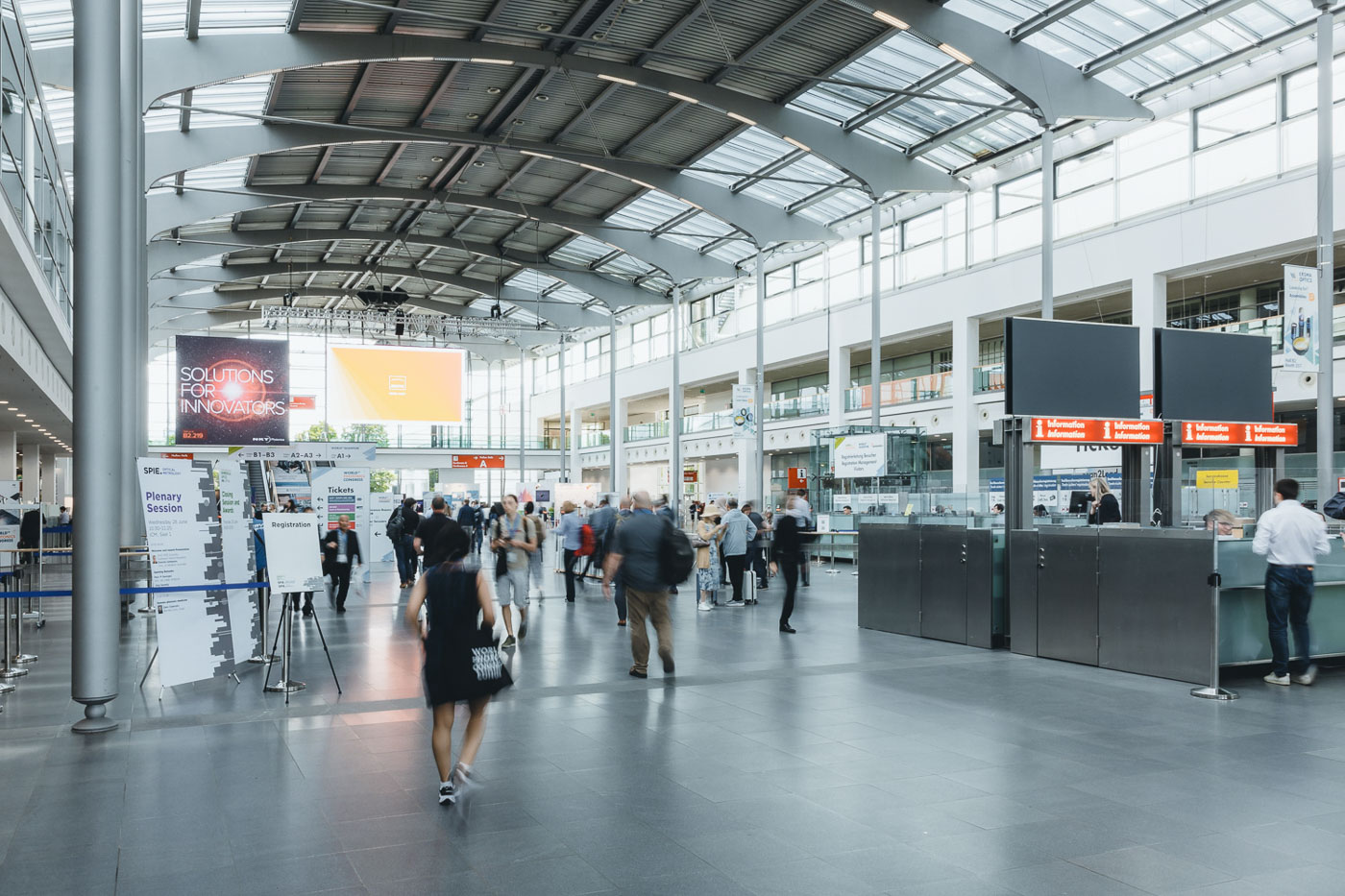 Besucherstrom in der Eingangshalle der Messe München